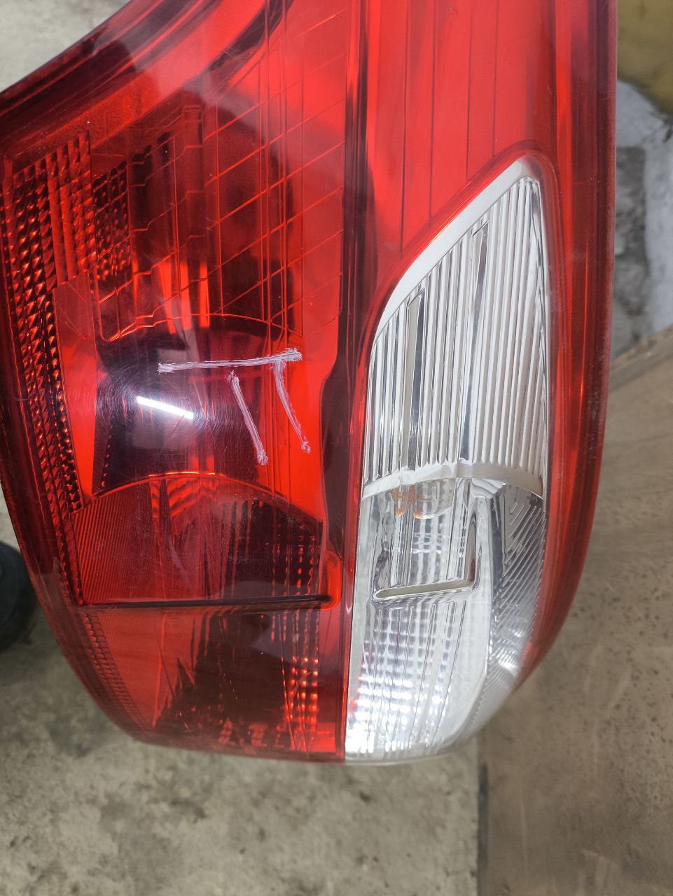 Задній лівий ліхтар в крило