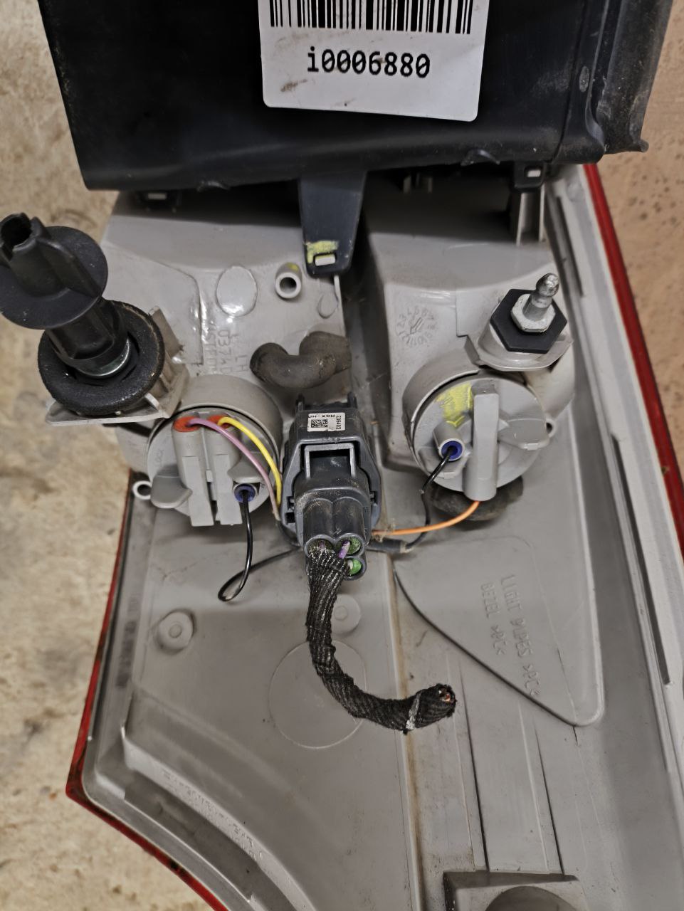 Задній лівий ліхтар в крило