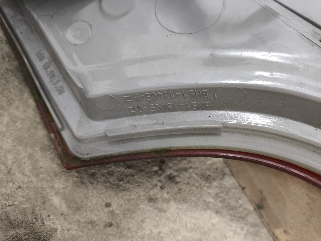 Задній лівий ліхтар в крило