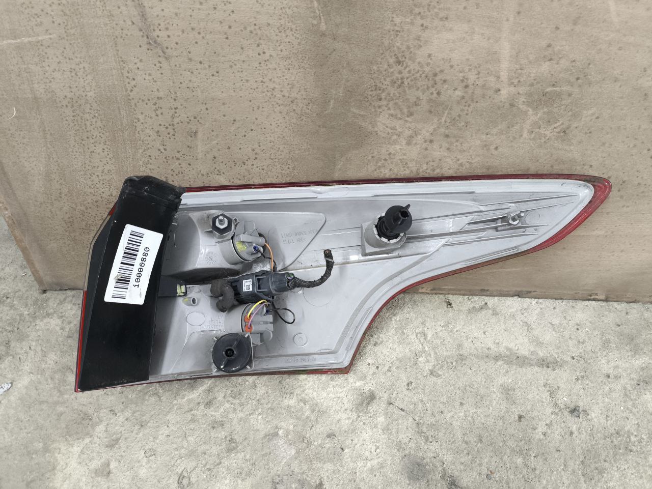 Задній лівий ліхтар в крило