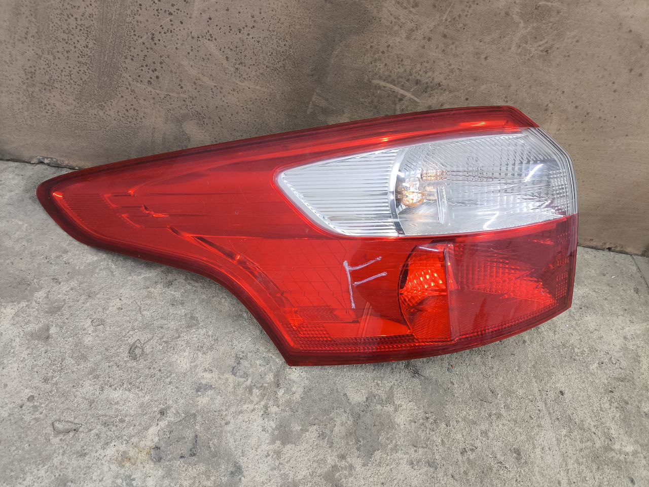 Задній лівий ліхтар в крило