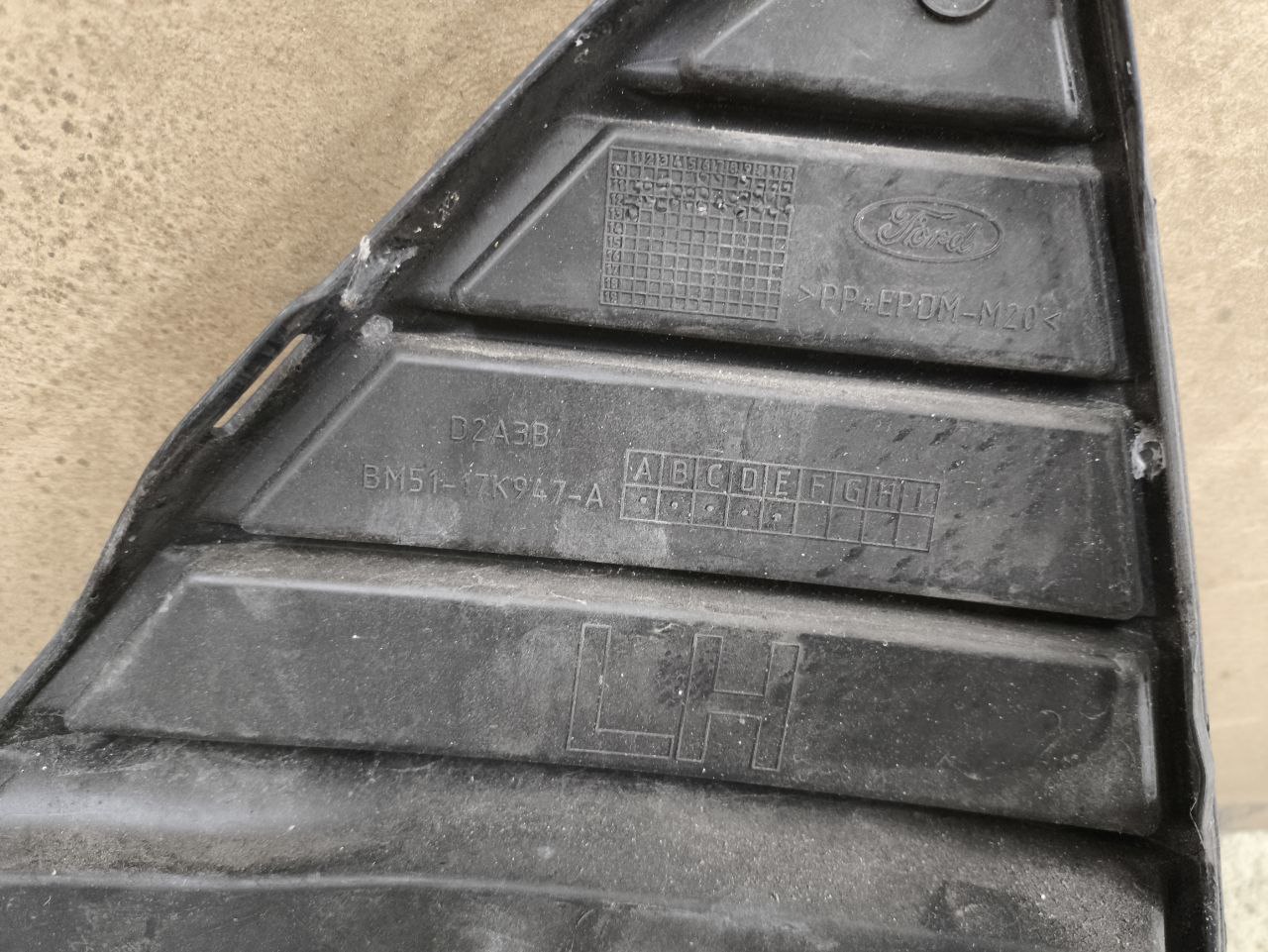 Решітка переднього бампера ліва