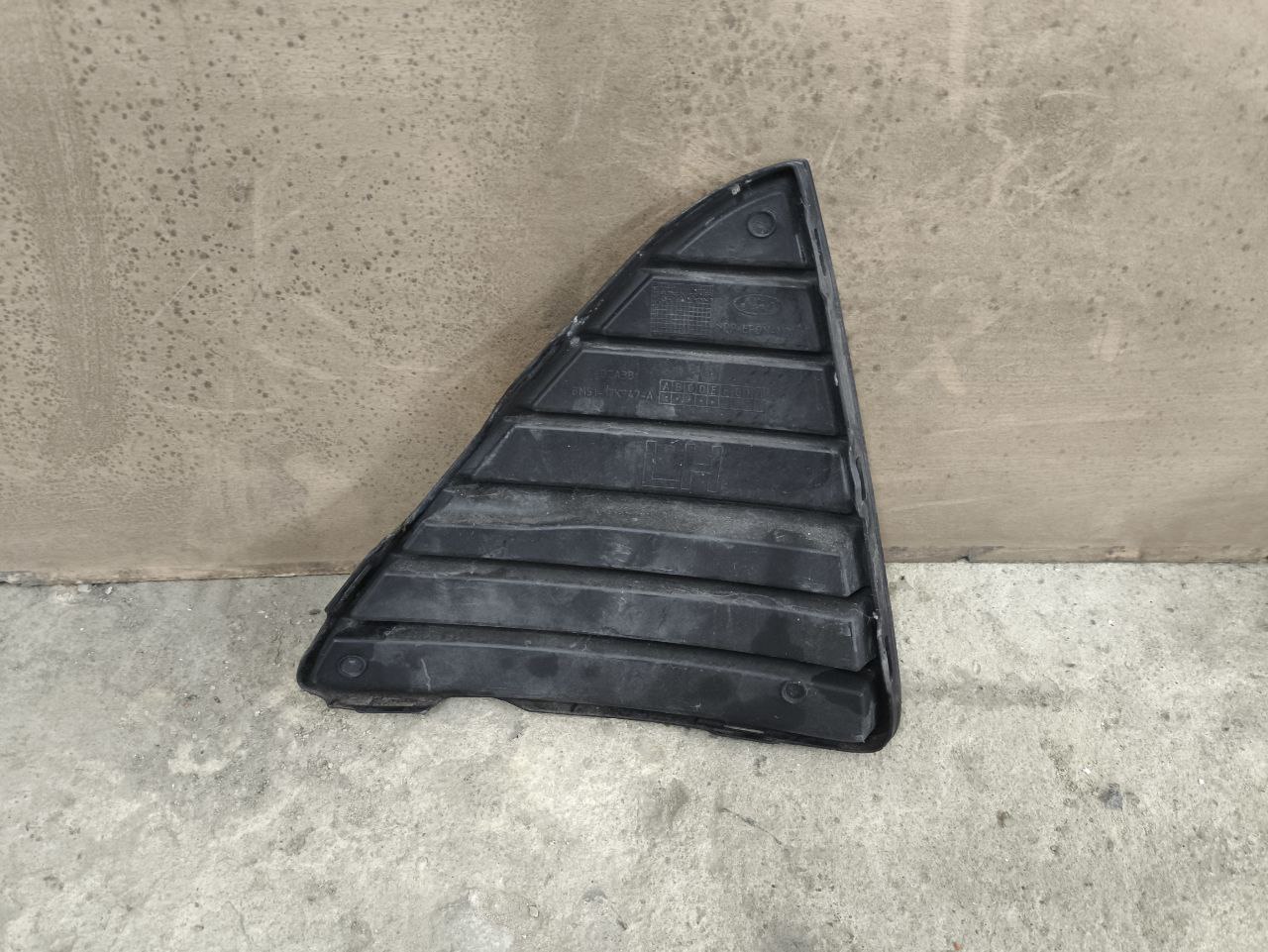 Решітка переднього бампера ліва