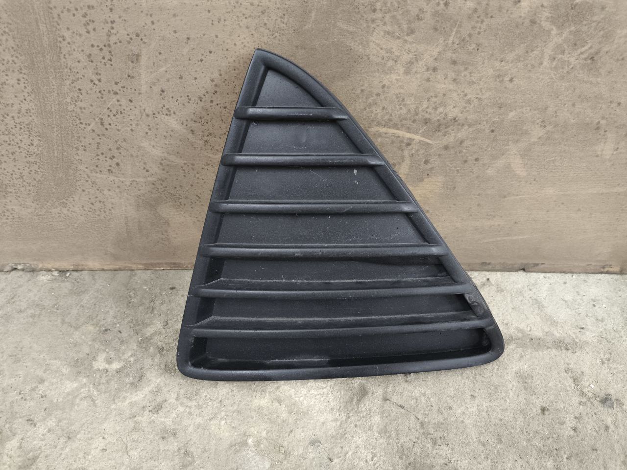 Решітка переднього бампера ліва