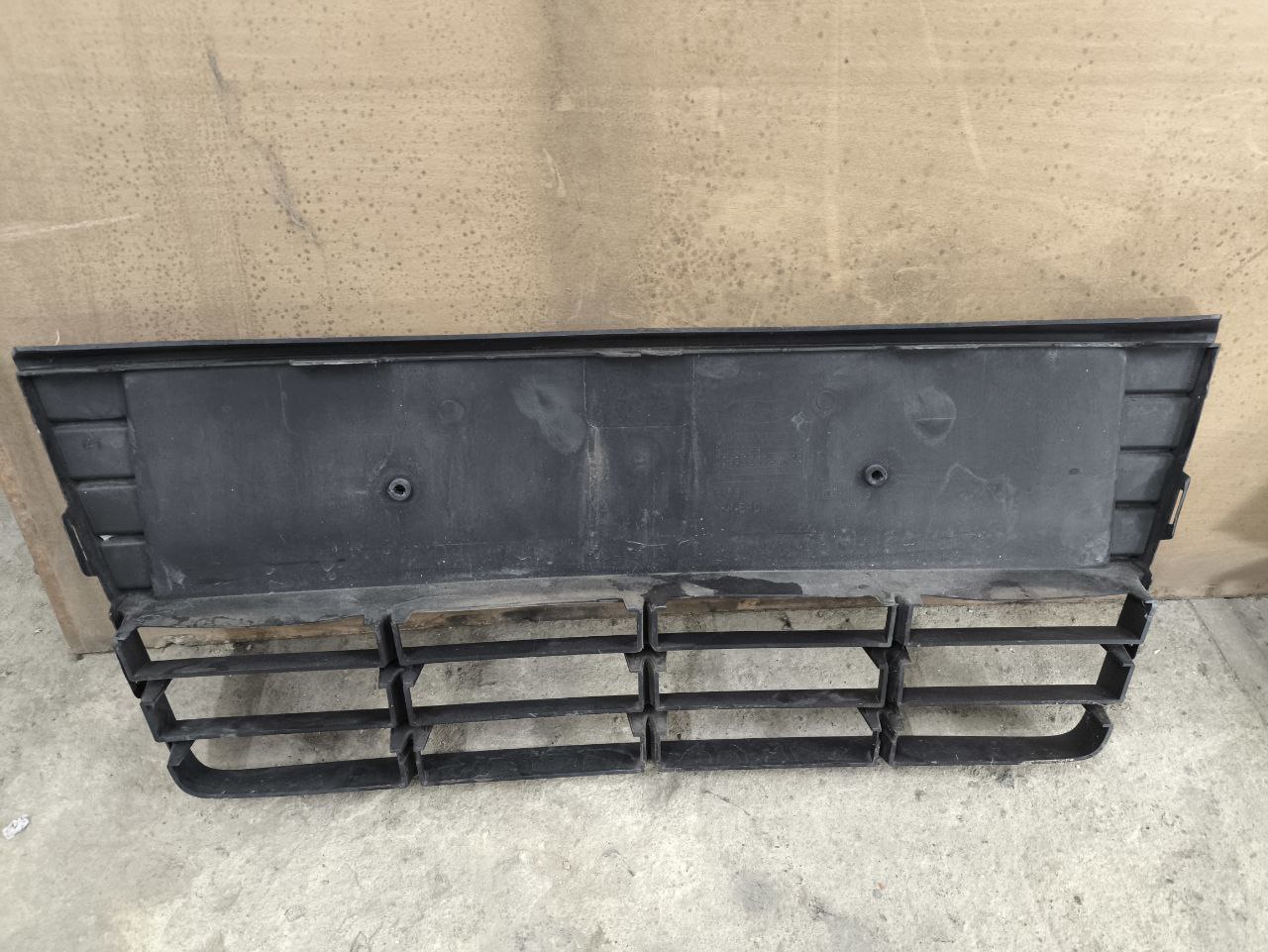 Решітка переднього бампера (нижня)